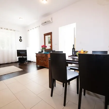 Elegant With Sea View Apartment